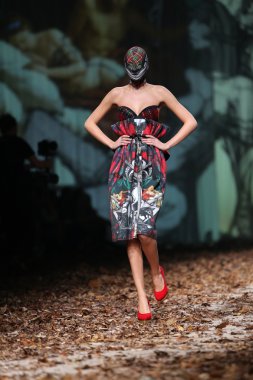 zigman üzerinde bir hamal göster: zagreb, croatia cro tarafından tasarlanan model giyen elbiseler moda.