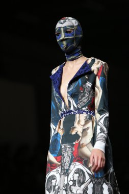 zigman üzerinde bir hamal göster: zagreb, croatia cro tarafından tasarlanan model giyen elbiseler moda.