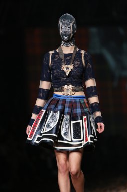 zigman üzerinde bir hamal göster: zagreb, croatia cro tarafından tasarlanan model giyen elbiseler moda.