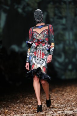 zigman üzerinde bir hamal göster: zagreb, croatia cro tarafından tasarlanan model giyen elbiseler moda.