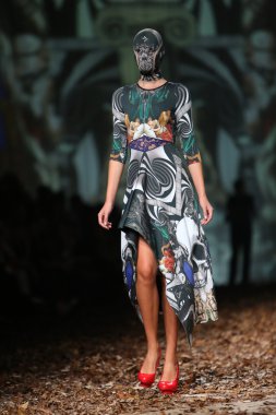 zigman üzerinde bir hamal göster: zagreb, croatia cro tarafından tasarlanan model giyen elbiseler moda.