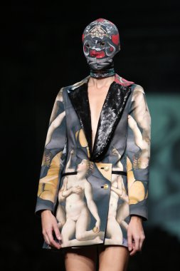 zigman üzerinde bir hamal göster: zagreb, croatia cro tarafından tasarlanan model giyen elbiseler moda.