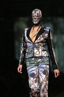 zigman üzerinde bir hamal göster: zagreb, croatia cro tarafından tasarlanan model giyen elbiseler moda.