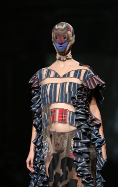 zigman üzerinde bir hamal göster: zagreb, croatia cro tarafından tasarlanan model giyen elbiseler moda.