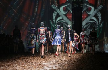 zigman üzerinde bir hamal göster: zagreb, croatia cro tarafından tasarlanan model giyen elbiseler moda.