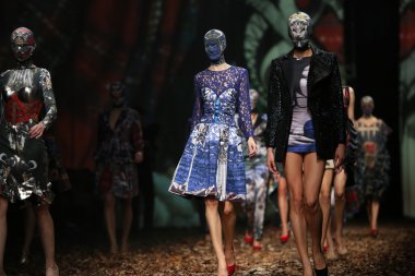 zigman üzerinde bir hamal göster: zagreb, croatia cro tarafından tasarlanan model giyen elbiseler moda.