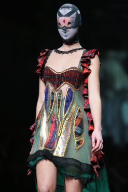 zigman üzerinde bir hamal göster: zagreb, croatia cro tarafından tasarlanan model giyen elbiseler moda.