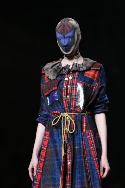 zigman üzerinde bir hamal göster: zagreb, croatia cro tarafından tasarlanan model giyen elbiseler moda.