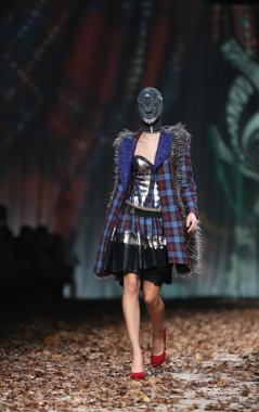 zigman üzerinde bir hamal göster: zagreb, croatia cro tarafından tasarlanan model giyen elbiseler moda.