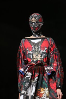 zigman üzerinde bir hamal göster: zagreb, croatia cro tarafından tasarlanan model giyen elbiseler moda.