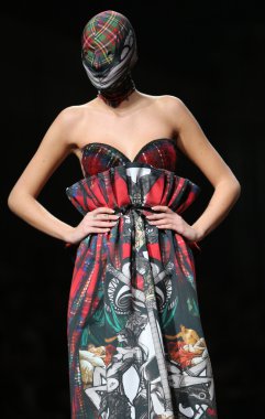 zigman üzerinde bir hamal göster: zagreb, croatia cro tarafından tasarlanan model giyen elbiseler moda.