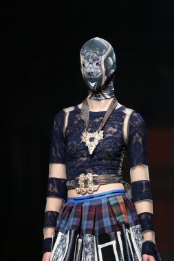 zigman üzerinde bir hamal göster: zagreb, croatia cro tarafından tasarlanan model giyen elbiseler moda.