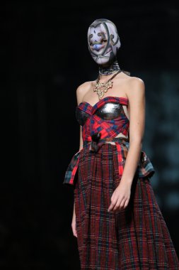 zigman üzerinde bir hamal göster: zagreb, croatia cro tarafından tasarlanan model giyen elbiseler moda.