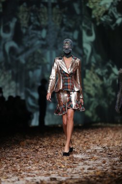 zigman üzerinde bir hamal göster: zagreb, croatia cro tarafından tasarlanan model giyen elbiseler moda.