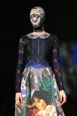 zigman üzerinde bir hamal göster: zagreb, croatia cro tarafından tasarlanan model giyen elbiseler moda.