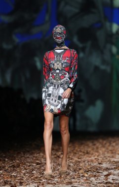 zigman üzerinde bir hamal göster: zagreb, croatia cro tarafından tasarlanan model giyen elbiseler moda.