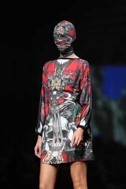 zigman üzerinde bir hamal göster: zagreb, croatia cro tarafından tasarlanan model giyen elbiseler moda.