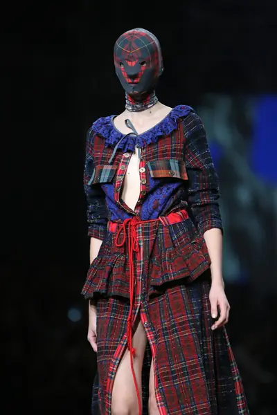 Мода моделі носити одяг розроблена з zigman на cro Портер Показати у Загребі, Хорватія. — стокове фото