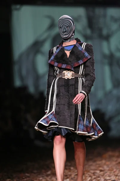 Мода моделі носити одяг розроблена з zigman на cro Портер Показати у Загребі, Хорватія. — стокове фото