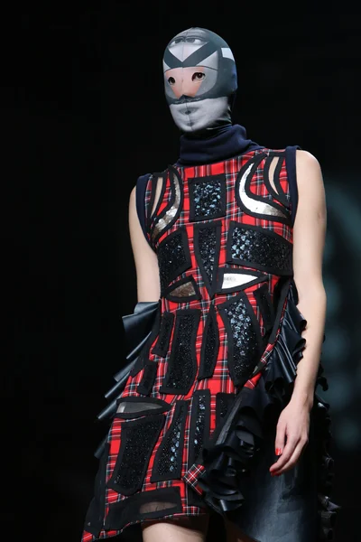 Zigman üzerinde bir hamal göster: zagreb, croatia cro tarafından tasarlanan model giyen elbiseler moda. — Stok fotoğraf