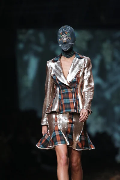 패션 모델 cro 포터 자그레브, croatia에 있는 쇼에 zigman에 의해 설계 된 옷을 입고. — 스톡 사진