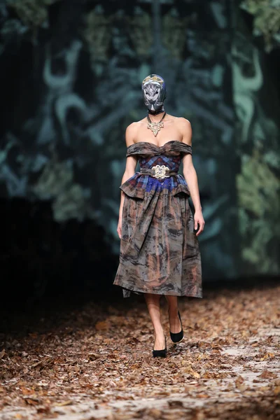 时尚设计的日格曼在 cro 波特在克罗地亚萨格勒布中显示的模型穿衣服. — 图库照片
