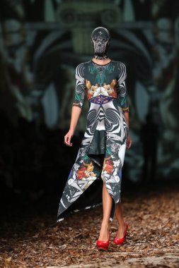 zigman üzerinde bir hamal göster: zagreb, croatia cro tarafından tasarlanan model giyen elbiseler moda.