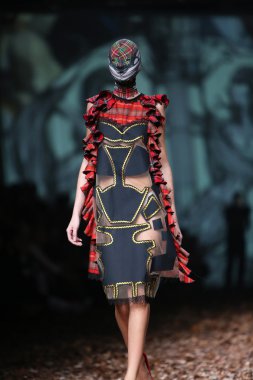 zigman üzerinde bir hamal göster: zagreb, croatia cro tarafından tasarlanan model giyen elbiseler moda.