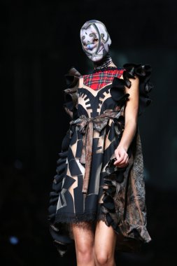 zigman üzerinde bir hamal göster: zagreb, croatia cro tarafından tasarlanan model giyen elbiseler moda.