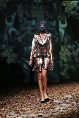 zigman üzerinde bir hamal göster: zagreb, croatia cro tarafından tasarlanan model giyen elbiseler moda.