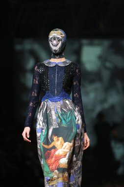 zigman üzerinde bir hamal göster: zagreb, croatia cro tarafından tasarlanan model giyen elbiseler moda.