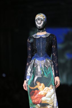 zigman üzerinde bir hamal göster: zagreb, croatia cro tarafından tasarlanan model giyen elbiseler moda.