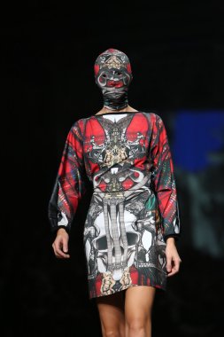 zigman üzerinde bir hamal göster: zagreb, croatia cro tarafından tasarlanan model giyen elbiseler moda.