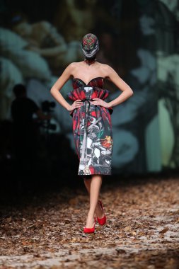 zigman üzerinde bir hamal göster: zagreb, croatia cro tarafından tasarlanan model giyen elbiseler moda.