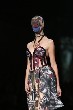 zigman üzerinde bir hamal göster: zagreb, croatia cro tarafından tasarlanan model giyen elbiseler moda.