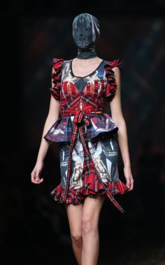 zigman üzerinde bir hamal göster: zagreb, croatia cro tarafından tasarlanan model giyen elbiseler moda.