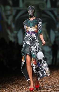 zigman üzerinde bir hamal göster: zagreb, croatia cro tarafından tasarlanan model giyen elbiseler moda.