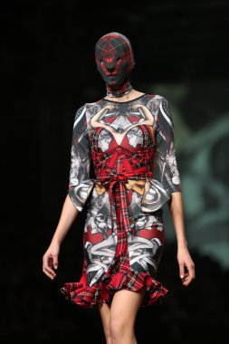 zigman üzerinde bir hamal göster: zagreb, croatia cro tarafından tasarlanan model giyen elbiseler moda.