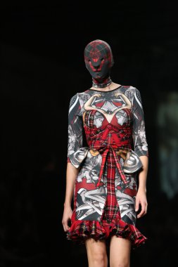 zigman üzerinde bir hamal göster: zagreb, croatia cro tarafından tasarlanan model giyen elbiseler moda.