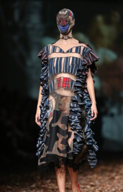 zigman üzerinde bir hamal göster: zagreb, croatia cro tarafından tasarlanan model giyen elbiseler moda.