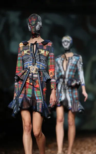 패션 모델 cro 포터 자그레브, croatia에 있는 쇼에 zigman에 의해 설계 된 옷을 입고. — 스톡 사진