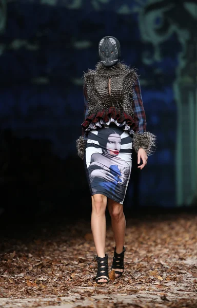 Zigman üzerinde bir hamal göster: zagreb, croatia cro tarafından tasarlanan model giyen elbiseler moda. — Stok fotoğraf
