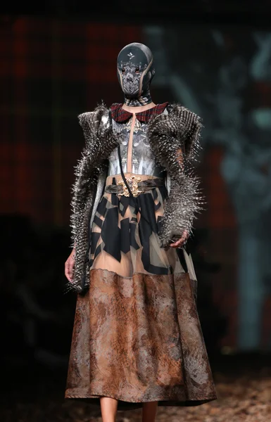 Fashion model iført tøj designet af Zigman på Cro a Porter show i Zagreb, Kroatien . - Stock-foto