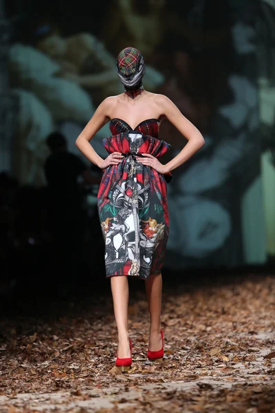 zigman üzerinde bir hamal göster: zagreb, croatia cro tarafından tasarlanan model giyen elbiseler moda.