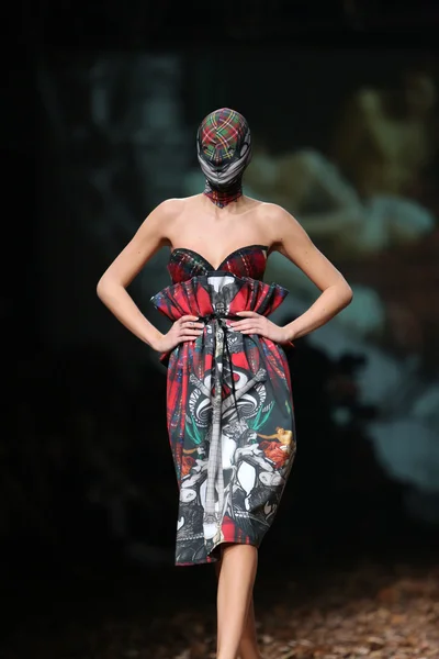 Fashion model dragen kleding ontworpen door zigman op de cro een portier Toon in zagreb, Kroatië. — Stockfoto