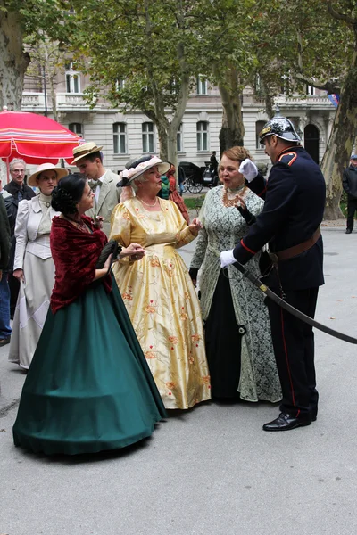 Händelsen zagreb time machine, det fanns en strandpromenad av de gamla staden kostymerna — Stockfoto