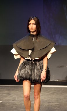 manken defile dolap üzerinde nevenka buzov tarafından tasarlanan kıyafetleri