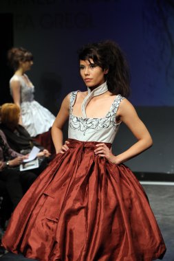 mitak ve moda gardırobu tarihinde gregl tarafından tasarlanan kıyafetleri moda model