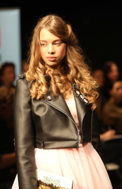 modelka noszenie ubrania zaprojektowane przez jelena matas na pokaz mody szafa