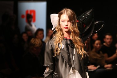 modelka noszenie ubrania zaprojektowane przez jelena matas na pokaz mody szafa